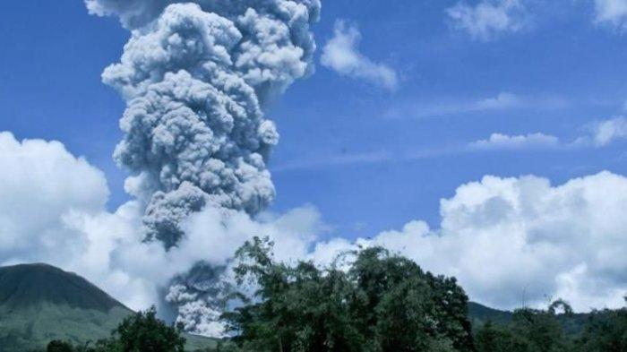 Gunung Ibu saat mengalami erupsi eksplosif.