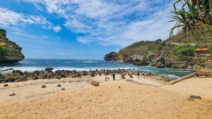 Hamparan pasir putih menjadi daya tarik wisatawan Pantai Nglolang