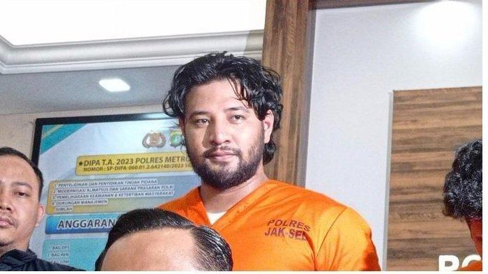 Ammar Zoni memakai baju tahanan usai ditangkap karena kasus narkoba oleh Polres Jakarta Selatan, Jumat (10/3/2023)