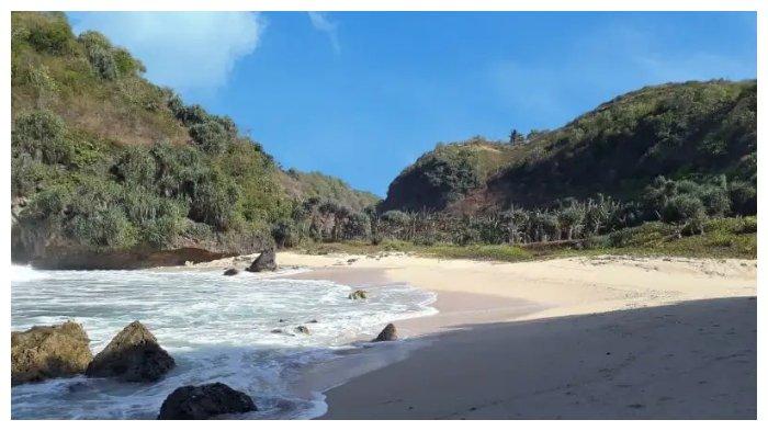 Pantai Kayu Arum menjadi salah satu tempat yang nyaman digunakan untuk camping