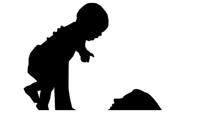 Ilustrasi bayi diangkat ibunya.