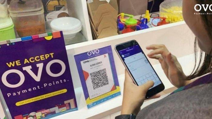 Ilustrasi pengguna bertransaksi di merchant OVO.