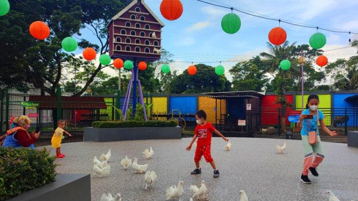 Anak-anak tampak berinteraksi dengan satwa di Suraloka Zoo