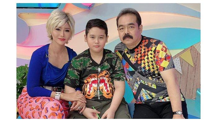 Inul Daratista bersama dengan keluarganya.