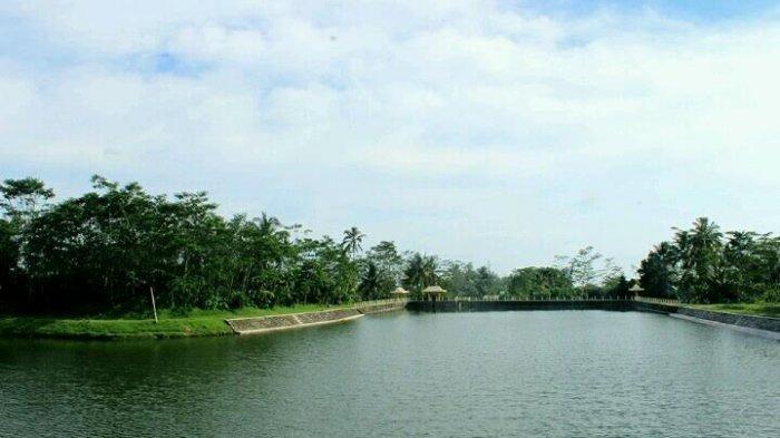 Selain digunakan untuk irigasi pertanian salak, Embung Kaliaji juga dimanfaatkan sebagai obyek wisata.