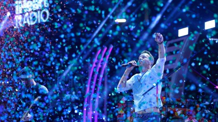 LAS VEGAS, NV - SEPTEMBER 22: Chris Martin dari grup musik Coldplay tampil di atas panggung selama iHeartRadio Music Festival 2017 di T-Mobile Arena pada 22 September 2017 di Las Vegas, Nevada.
