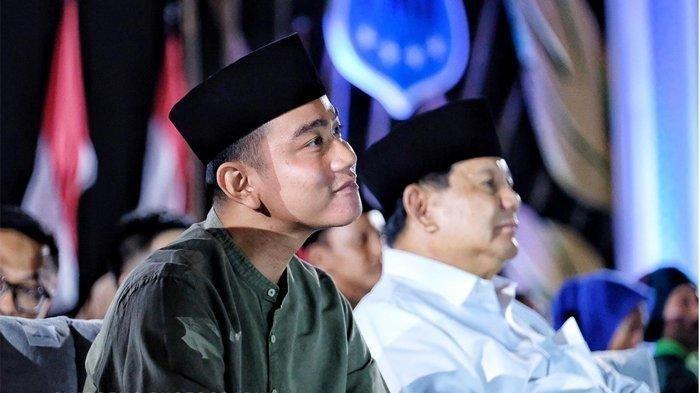 Menteri Pertahanan RI sekaligus Ketua Umum Partai Gerindra Prabowo Subianto bersama Wali Kota Solo Gibran Rakabuming Raka.