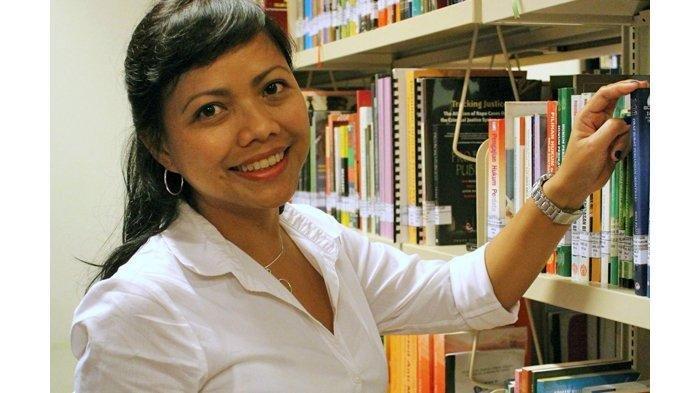 Bivitri Susanti SH LLM merupakan pengajar di Sekolah Tinggi Hukum (STH) Indonesia Jentera, satu-satunya perempuan yang menjadi narasumber dan host dalam film Dirty Vote yang membongkar kecurangan Pemilu 2024.