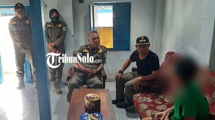 Satpol PP Kabupaten Klaten melakukan razia di Desa Gatak, Kecamatan Delanggu, Klaten pada Senin(8/5/2023). Lokasi tersebut diduga menjadi lokasi prostitusi dengan modus warung.