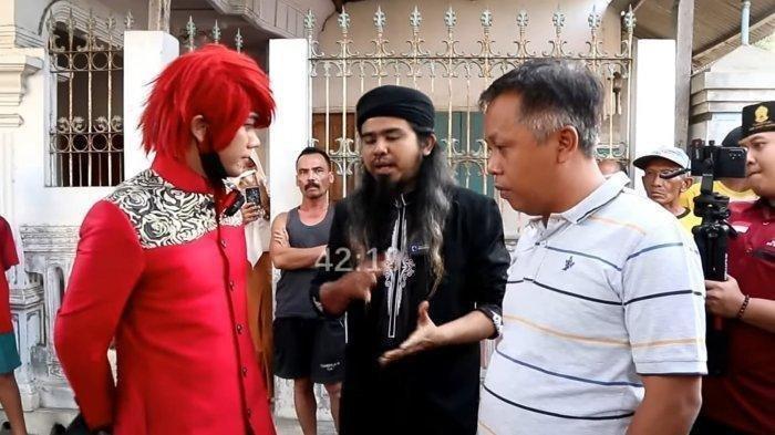 Pesulap Merah saat berbincang dengan Gus Samsuddin. Aksi pesulap merah yang membongkar trik perdukunan berhasil membuat padepokan Gus Samsudin di Blitar digeruduk hingga ditutup warga, Kades setempat akhirnya buka suara.