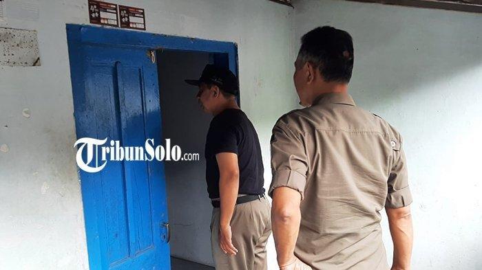 Satpol PP melakukan razia lokasi prostitusi berkedok wedangan dan soto di Desa Gatak, Kecamatan Delanggu, Kabupaten Klaten.