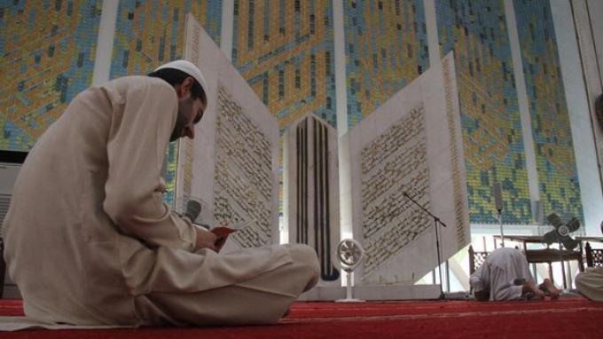 Ilustrasi I'tikaf di bulan ramadan. Tanda-tanda Malam Lailatul Qadar yang Biasanya Jatuh di 10 Hari Terakhir Ramadhan: Tak Ada Angin