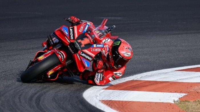 Pembalap Ducati Italia Francesco Bagnaia berlaga pada Grand Prix MotoGP Valencia di arena pacuan kuda Ricardo Tormo di Cheste, pada 26 November 2023.
