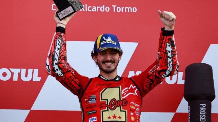 Pembalap Ducati Italia Francesco Bagnaia merayakan di podium setelah memenangkan Grand Prix MotoGP Valencia di arena pacuan kuda Ricardo Tormo di Cheste, pada 26 November 2023. Francesco Bagnaia dari Italia menikmati hari impian saat ia mempertahankan gelar dunia MotoGP dan memahkotainya dengan kemenangan di balapan terakhir musim ini di Valencia hari ini. Pembalap Ducati berusia 26 tahun itu sudah yakin akan gelar juara ketika satu-satunya rivalnya Jorge Martin mengalami kecelakaan di awal balapan.