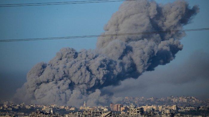 Gambar yang diambil dari Israel selatan dekat perbatasan dengan Jalur Gaza ini menunjukkan asap mengepul setelah serangan Israel di Gaza utara pada 22 November 2023, di tengah pertempuran yang sedang berlangsung antara Israel dan gerakan Hamas Palestina.