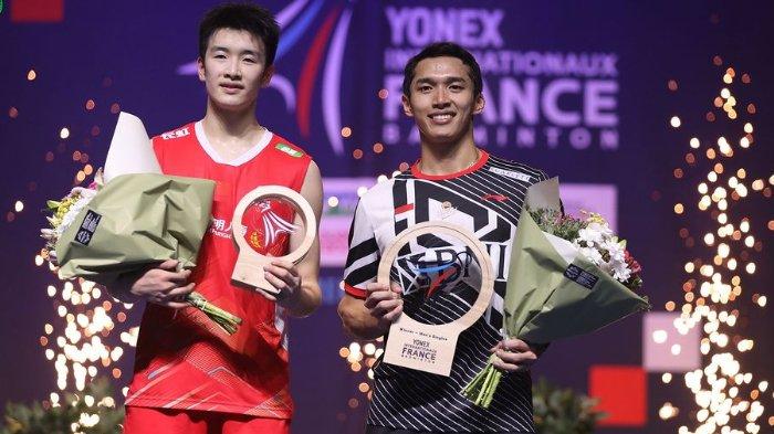 Jonatan Christie (kanan) berpose bersama Li Shi Feng setelah berhasil keluar sebagai Juara French Open 2023 di Glaz Arena, Rennes, Perancis, pada Minggu (29/10/2023) malam WIB.