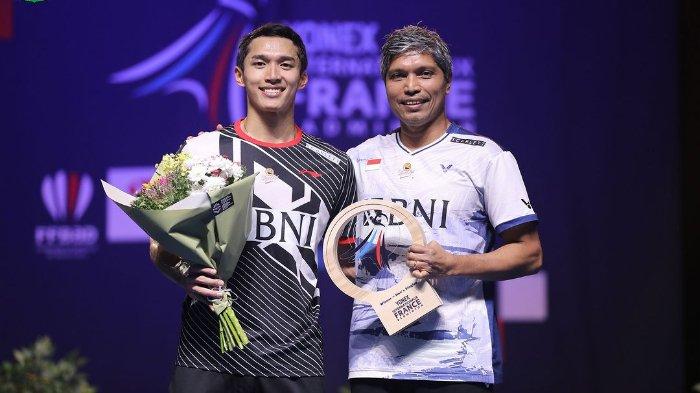 Jonatan Christie (kiri) berpose bersama Coach Irwan setelah sukses kandaskan perlawanan wakil China, Li Shi Feng, dan berhasil keluar sebagai Juara French Open 2023 di Glaz Arena, Rennes, Perancis, pada Minggu (29/10/2023) malam WIB.