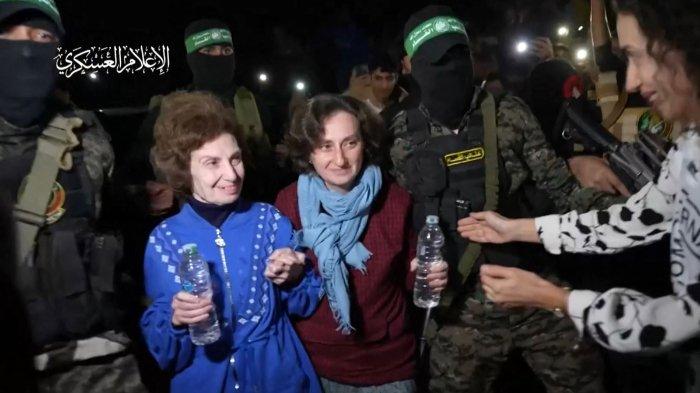 KANTOR MEDIA HAMAS / AFP


Gambar yang diambil dari video selebaran yang dirilis oleh Kantor Media Hamas menunjukkan pejuang Hamas menyerahkan sandera Israel-Rusia yang baru dibebaskan ke Palang Merah, di Jalur Gaza pada tanggal 29 November 2023. Dua sandera berkewarganegaraan Rusia dibebaskan oleh Hamas di Gaza Strip pada tanggal 29 November tiba di Mesir melalui penyeberangan Rafah, televisi pemerintah Al-Qahera News melaporkan.