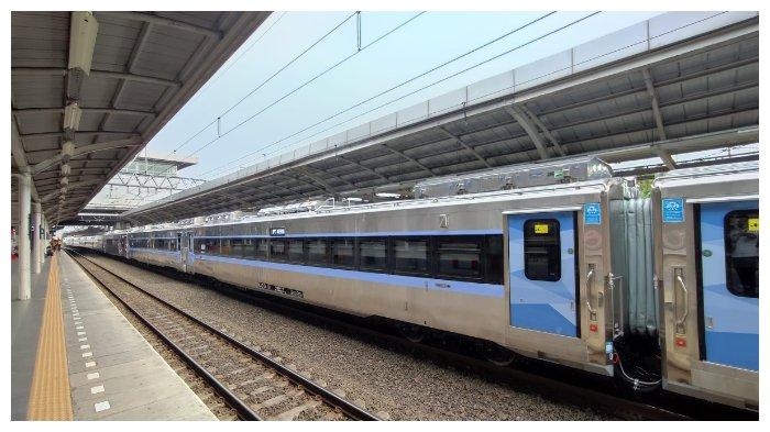 Tampilan KLB Tambahan Jogja-Gambir melintas Stasiun Jatinegara.