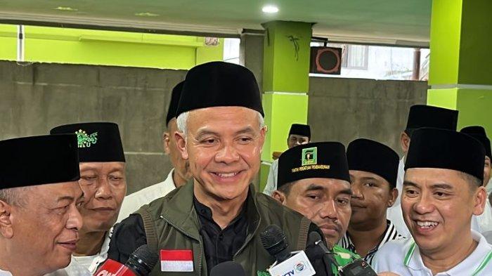 Bakal calon presiden (capres) dari Partai Demokrasi Indonesia Perjuangan (PDI-P) Ganjar Pranowo menemui Rais Syuriah Pengurus Wilayah Nahdlatul Ulama (PWNU) DKI Jakarta, Muhyiddin Ishaq di Miftahul Ulum Islamic boarding school in Jakarta, Minggu (29/10/2023).