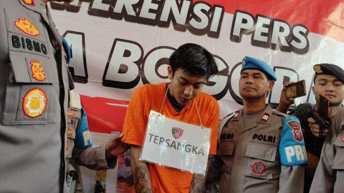 RA alias Alung (20) saat dihadirkan di Mapolresta Bogor Kota, Selasa (5/12/2023).