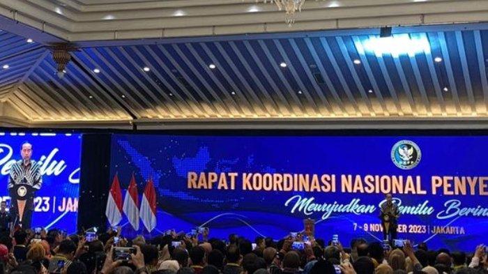 Presiden Joko Widodo membuka Rapat Koordinasi Nasional Penyelenggara Pemilu yang dihadiri oleh jajaran Komisi Pemilihan Umum (KPU) hingga Badan Pengawas Pemilu (Bawaslu) daerah provinsi, kabupaten, dan kota di Jakarta Pusat, Rabu (8/11/2023).