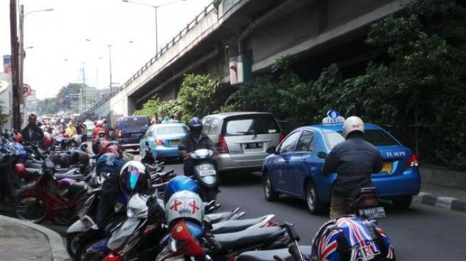 Parkir liar di pinggir Jalan Brigjen Katamso Dharmokusumo, Slipi, Jakarta Barat, Jumat (2/8/2013). Parkir liar itu menyebabkan kemacetan yang mengular di sepanjang kawasan Slipi.