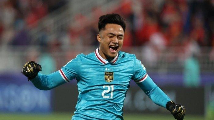 Kiper Indonesia, Ernando Ari, merayakan kemenangan Indonesia atas Vietnam dengan skor 1-0 pada laga Grup D Piala Asia 2023 di Stadion Abdullah bin Khalifa, Doha, Qatar, Jumat (19/1/2024). Penyelamatan brilian Ernando mengamankan keunggulan Indonesia.
