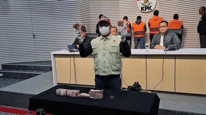 KPK tetapkan Kepala Kejaksaan Negeri Bondowoso Puji Triasmoro (PJ) dan Kasi Pidsus Kejari Bondowoso Alexander Kristian Diliyanto Silaen (AKDS) sebagai tersangka penerima suap, Gedung KPK, Jakarta, Kamis (16/11/2023).