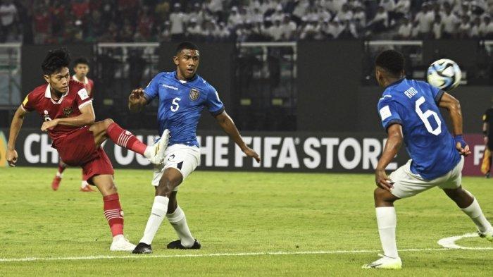 Kaatur Rizky (Kiri) dari timnas Indonesia menembak bola pada pertandingan Grup A Piala Dunia U-17 FIFA Indonesia 2023 antara Indonesia dan Ekuador di Stadion Gelora Bung Tomo Surabaya pada 10 November 2023.