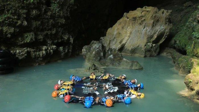 Wisata ini memiliki daya tarik berupa air yang jernih