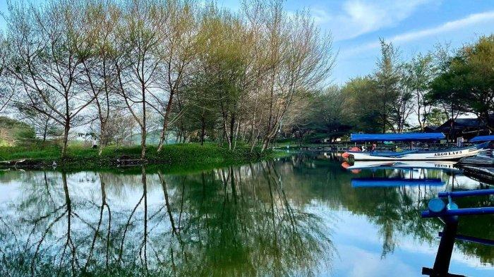 Pengunjung dapat menyewa kapal untuk dapat berkeliling di Pantai dan Laguna Glagah.