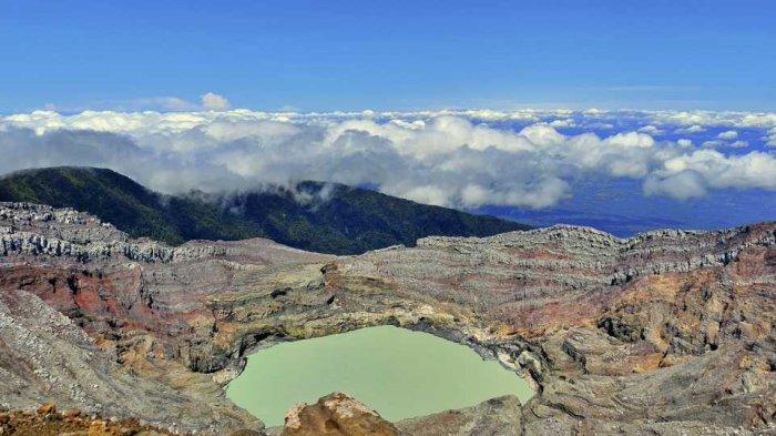 Penampakan kawah yang berada di puncak Gunung Dempo.