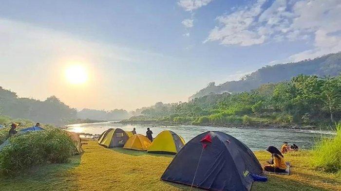 Suasana kemah di Tepi Sungai Oyo, Yogyakarta