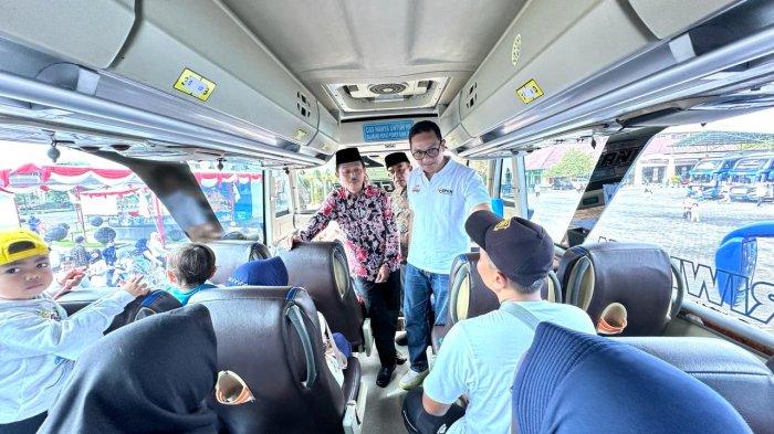 Kepala Badan Pengelola Keuangan Haji (BPKH), Fadlul Imansyah, S.E., M.M., CIFP., AAK., meninjau kesiapan keberangkatan para pemudik asal Solo ke Jabodetabek yang ikut program 
