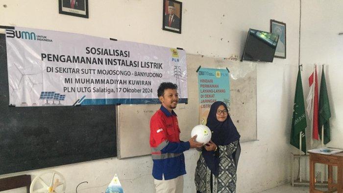 eam Leader K3L PLN ULTG Salatiga, Syukron Alhakim bersama Kepala Sekolah MI Muhammadiyah Kuwiran, Sri Partini S.Pd dalam Program PLN Goes to School