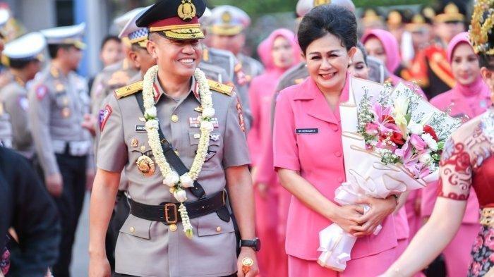 Kepala Korps Lalu Lintas (Kakorlantas) Polri Brigjen Pol Aan Suhanan dan istri, Dewi Tjandraningsih di Mabes Polri, Kebayoran Baru, Jakarta Selatan pada Kamis (14/12/2023).