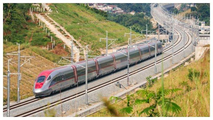 kereta cepat whoosh melintas di perbukitan Padalarang, Jawa Barat.