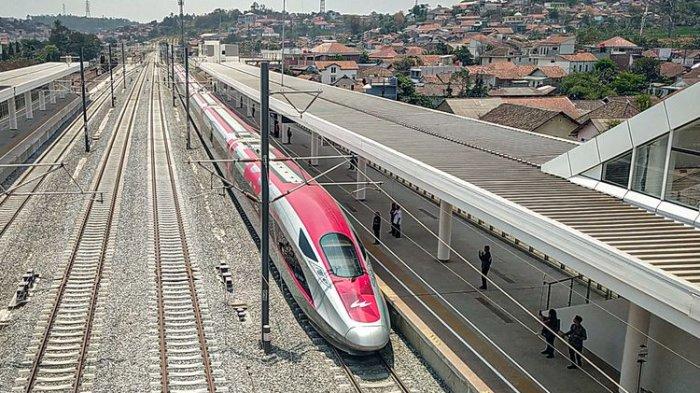 Kereta Cepat Whoosh berhenti di Stasiun Padalarang, Jawa Barat.