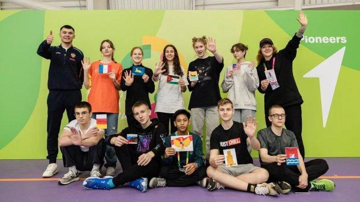 Khaerul Pahmi siswa PMI Dea Malela bersua foto dengan kontingen negara lain yang mengikuti World Youth Festival (WYF) 2024 di Rusia.