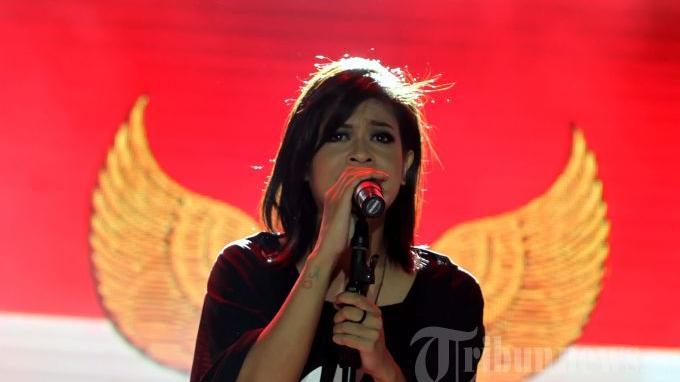 Aksi panggung penyanyi wanita, Kikan Namara saat tampil pada hari pertama pembukaan Pekan Raya Jakarta (PRJ) atau Jakarta Fair 2013 di Kemayoran, Jakarta Pusat, Kamis (6/6/2013) malam. Seperti pada tahun-tahun sebelumnya, PRJ tahun ini yang digelar dalam rangka memperingati hari jadi ke-486 Kota Jakarta yang jatuh pada 22 Juni 2013, dimeriahkan pula dengan penampilan artis-artis top ibu kota.