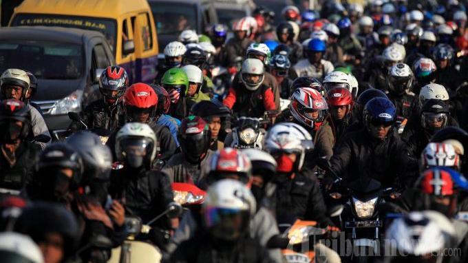 Pemudik bermotor memadati jalur pantura bercampur dengan kendaraan roda empat di daerah Cikalong, Karawang, Jawa Barat, Minggu (4/8/2013). Jalur pantura, jalur tengah dan jalur selatan Pulau Jawa telah dipadati pemudik. Diperkirakan kemarin atau H-4 Lebaran merupakan puncak arus mudik.
