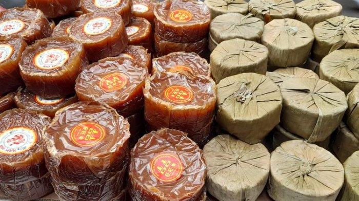 Kue keranjang di Pasar Glodok.