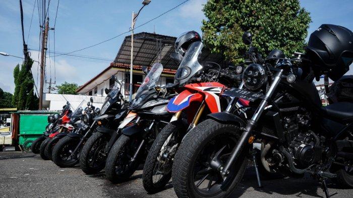Ilustrasi motor yang berada di lokasi parkir