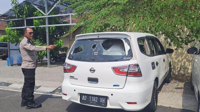 Kondisi kendaraan Nissan Grand Livina berpelat nomor AD 1182 VH yang rusak usai tabrak lari dan diamuk warga di Kota Solo, Jawa Tengah (Jateng), pada Senin (14/10/2024), siang