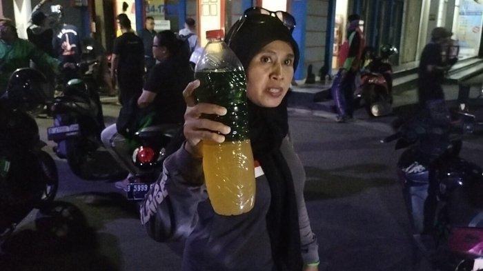 Konsumen SPBU Pertamina 34.17106 Bulanbulan Jalan Ir. Juanda, Kota Bekasi menunjukkan bukti beli bensin oplos air hingga mengakibatkan kendaraannya mogok, Senin (25/3/2024).