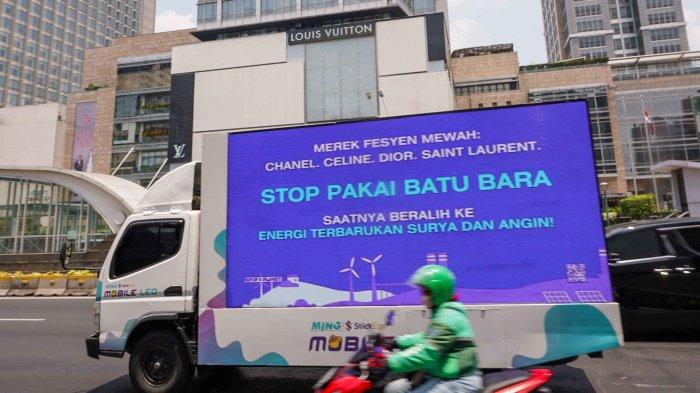 Aksi Penggemar K-pop di Enam Negara: Menyerukan Greenwashing oleh High Fashion Selaras dengan Dimulainya Fashion Week. “K-washing” menjadi terminologi baru yang digaungkan penggemar K-pop terkait lemahnya komitmen iklim dari merek-merek fashion mewah dunia.