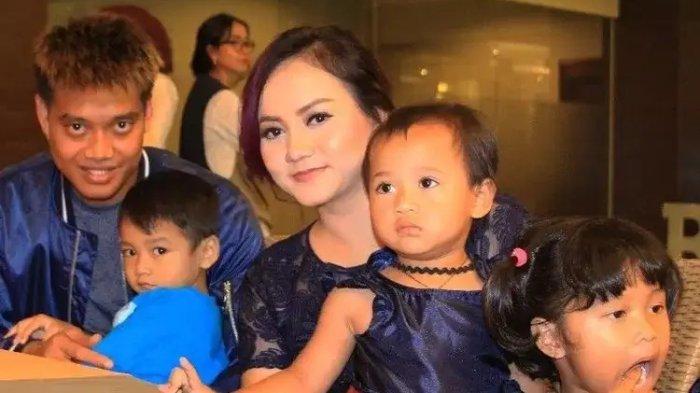 Kurnia Meiga dan Azhiera Adzka Fathir bersama anak-anaknya