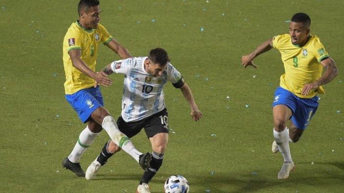 Lionel Messi (tengah) dari Argentina ditandai oleh Alex Sandro (kiri) dari Brasil dan Gabriel Jesus selama pertandingan sepak bola kualifikasi Amerika Selatan untuk Piala Dunia FIFA Qatar 2022 di stadion San Juan del Bicentenario di San Juan, Argentina, pada 16 November 2021.