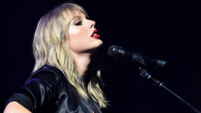 Lirik dan Terjemahan Lagu Back to December - Taylor Swift: I Go Back to December All The Time